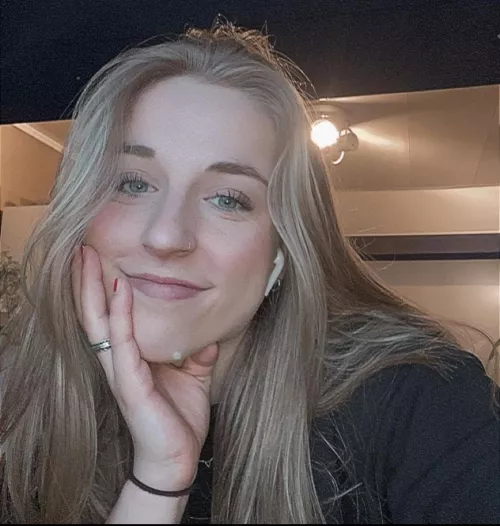 i wanna see her get cocked. if you can hit me up on kik: entire_relief