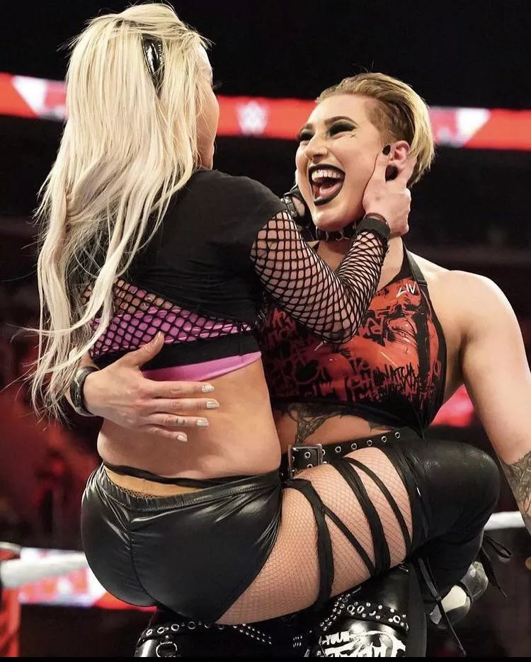 I want Rhea and Liv to fuck🤤