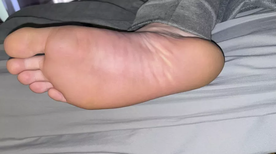 I want to see you in my PMs begging to worship my feet ππ»ββοΈ Would you begin by sniffing, kissing or licking them? π
π£