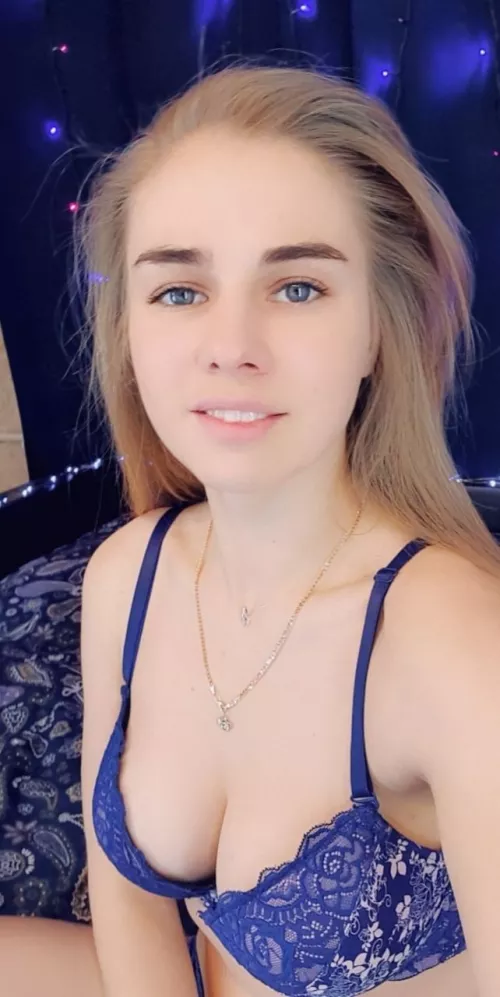 I want to spread my legs and sit on the table.😉 I will run my finger over my pussy, from my clit to my anal hole🍑🍓💥 Would you like it? Link below