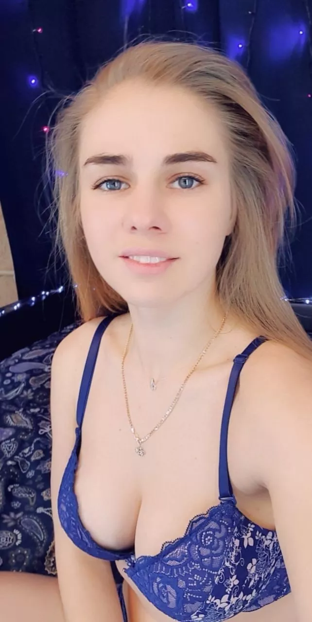 I want to spread my legs and sit on the table.😉 I will run my finger over my pussy, from my clit to my anal hole🍑🍓💥 Would you like it? Link below