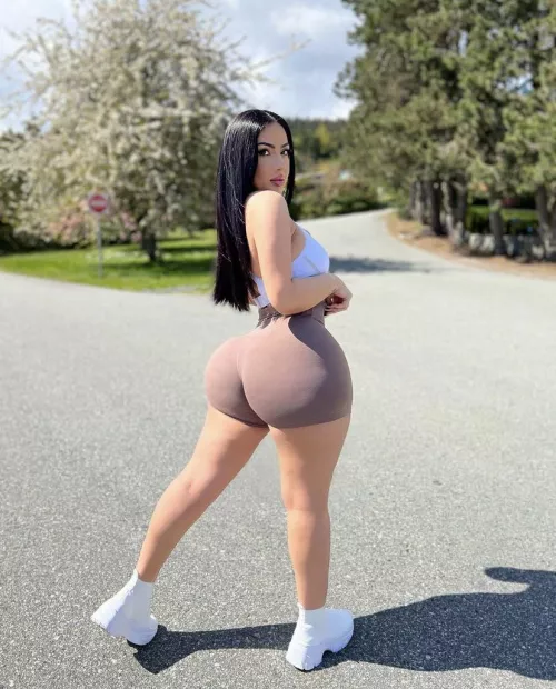 I want to stuff my face in her fat ass and inhale the scent after a hot day