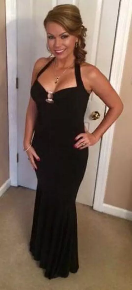 I want to voice call about my mom. I have pics but no nudes. Dm to to set up.