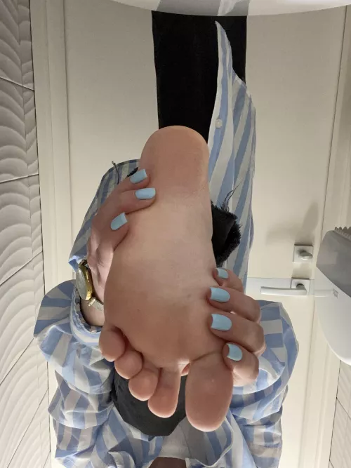 I want you to kiss every toe on my foot^^