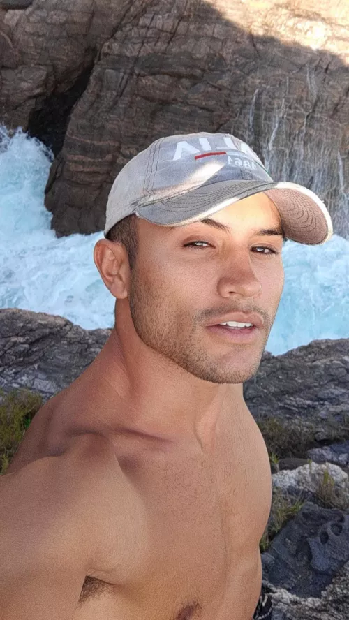 I went on a hike and found this insane slit crack crevice thing (not sure how to say it in english lol) it was beautiful 😍🥰💛 Good morning!