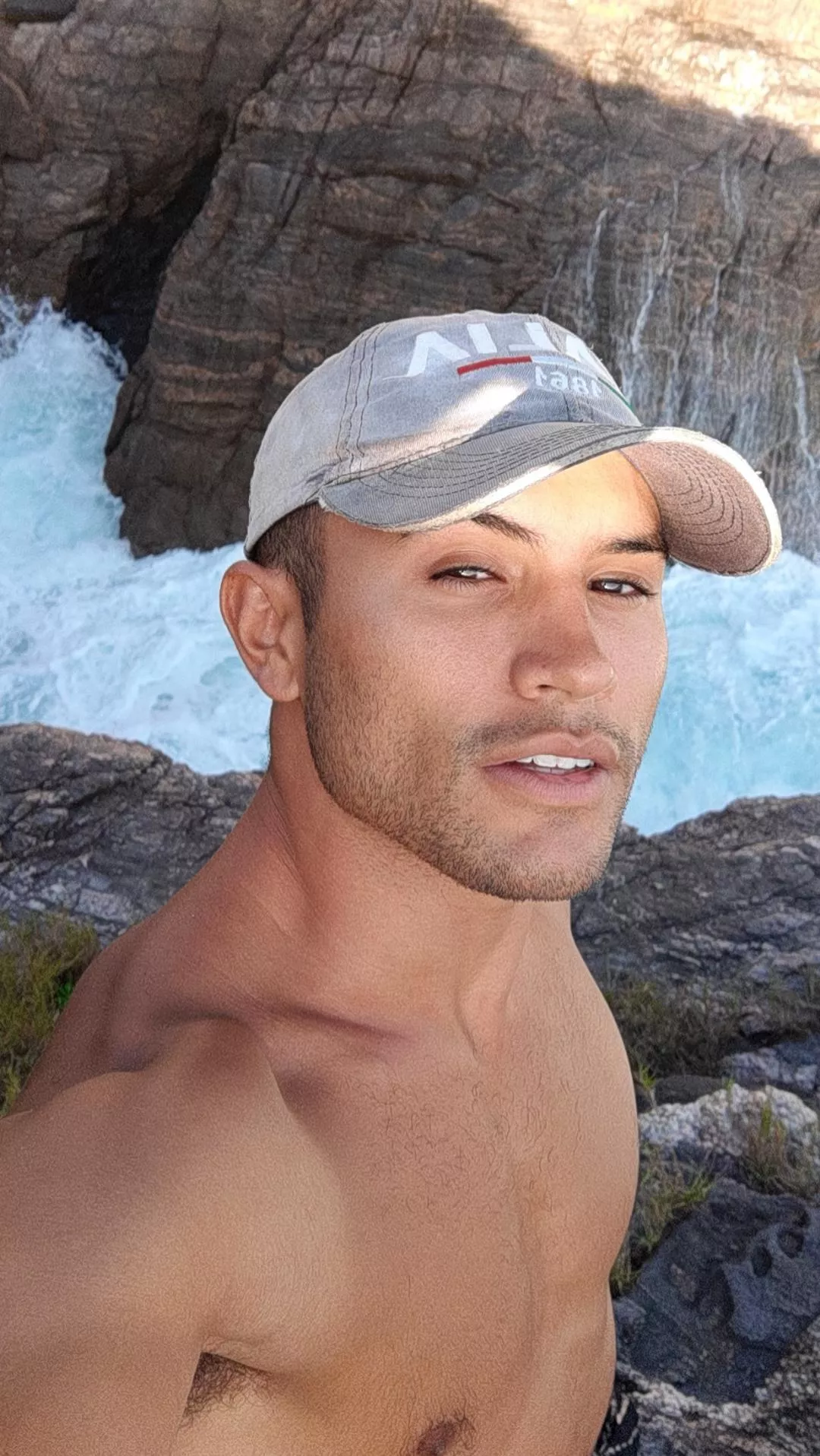 I went on a hike and found this insane slit crack crevice thing (not sure how to say it in english lol) it was beautiful 😍🥰💛 Good morning!