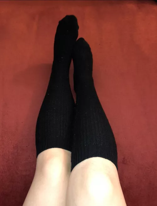 I wish I would have had time to take this picture during the day while the sun was out so that you could see the detail in my black knit knee high socks 😭