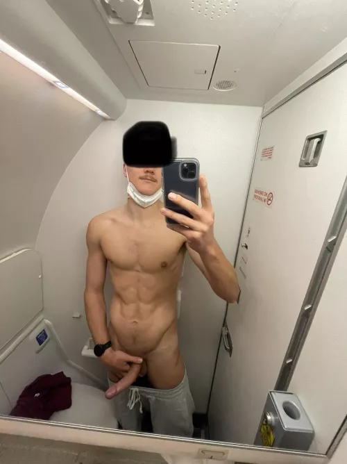 I wonder if the cute flight attendant I had on my flight is in here 👀