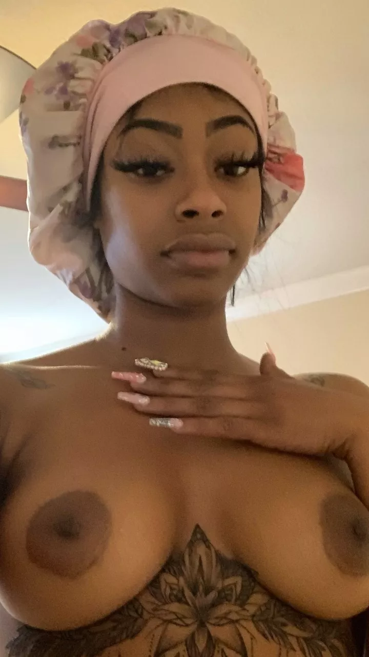 I woudln't midn at all if she came to bed with her bonnet on....