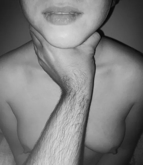 I would like to wear daddies hand as a chocker [f]🤤