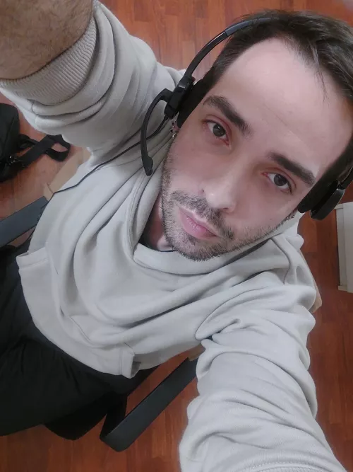 i wouls really love to cuddle right now 😀 and maybe watching my bae playing some games