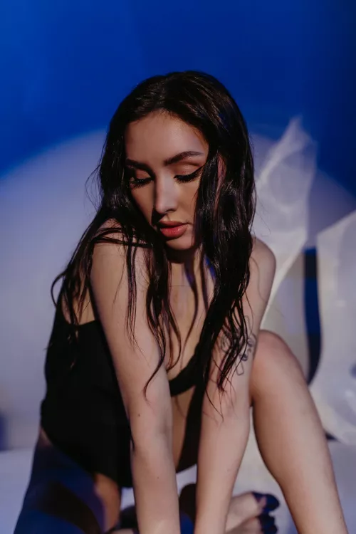 if my pale body makes you not blink for a couple of seconds, it will seriously raise my self-esteem ❤️