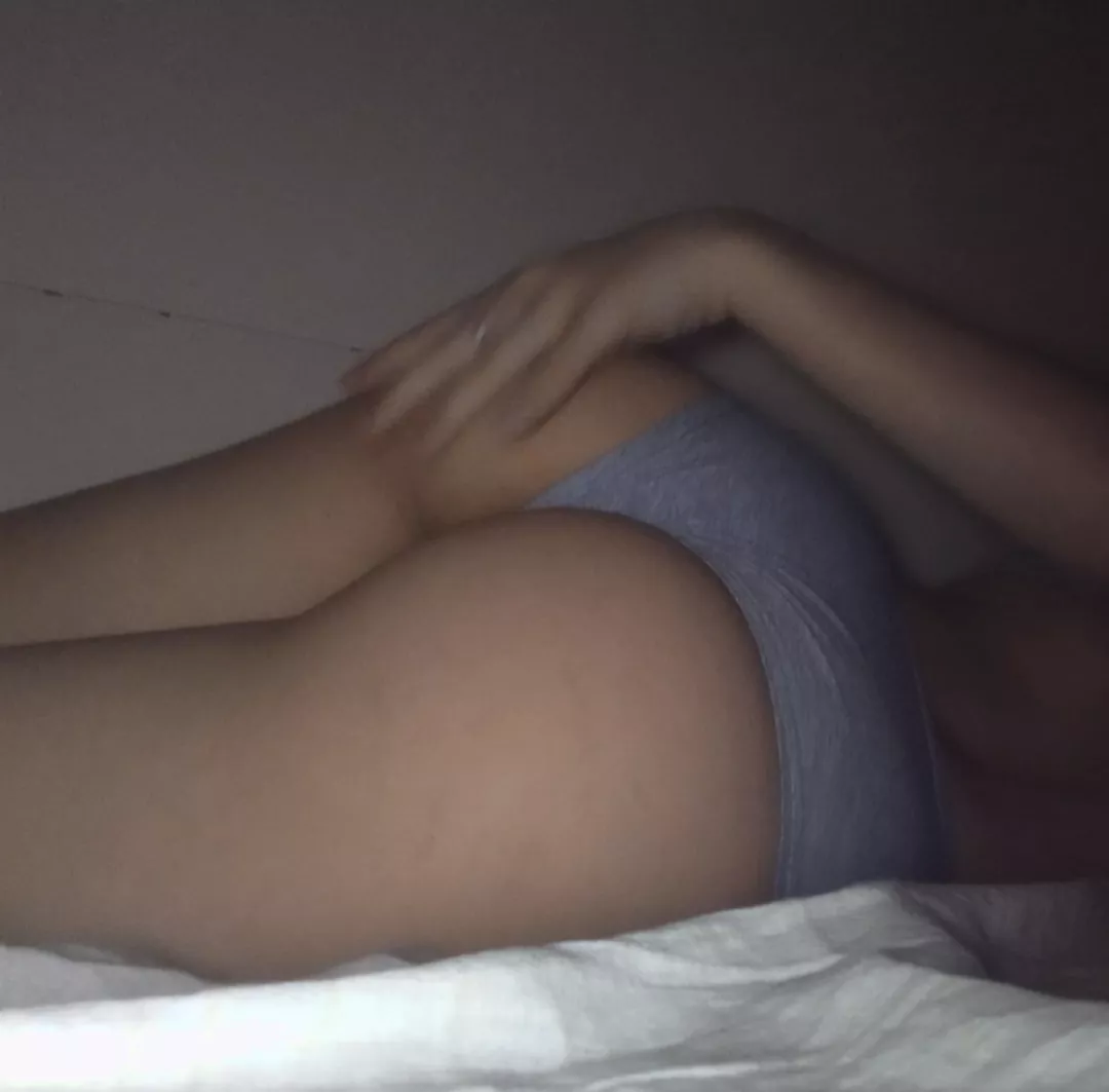 if my pale body makes you not blink for a couple of seconds, it will seriously raise my self-esteem ❤️