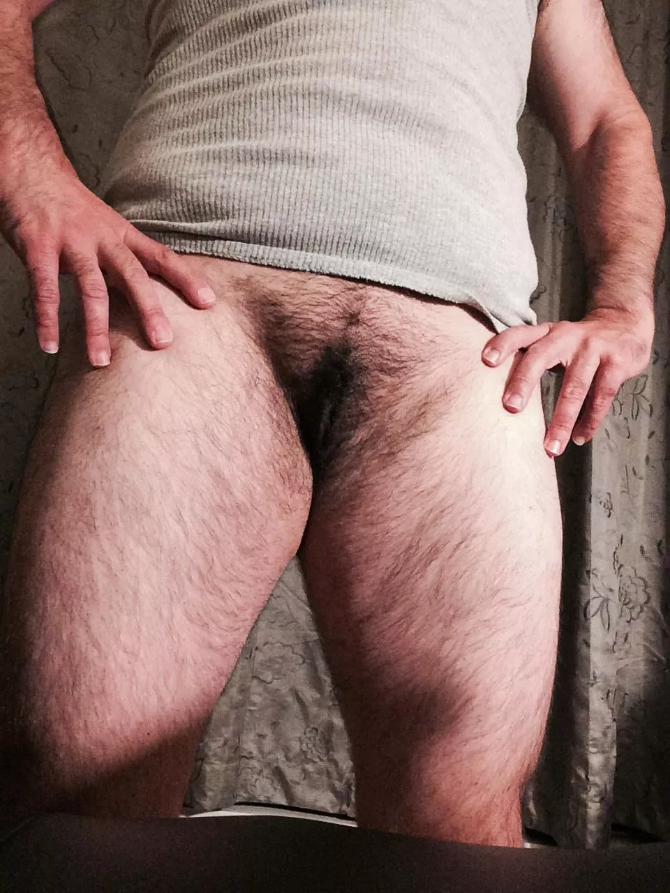 If you love thick furry thighs, raise your hand 🙋🏻‍♂️