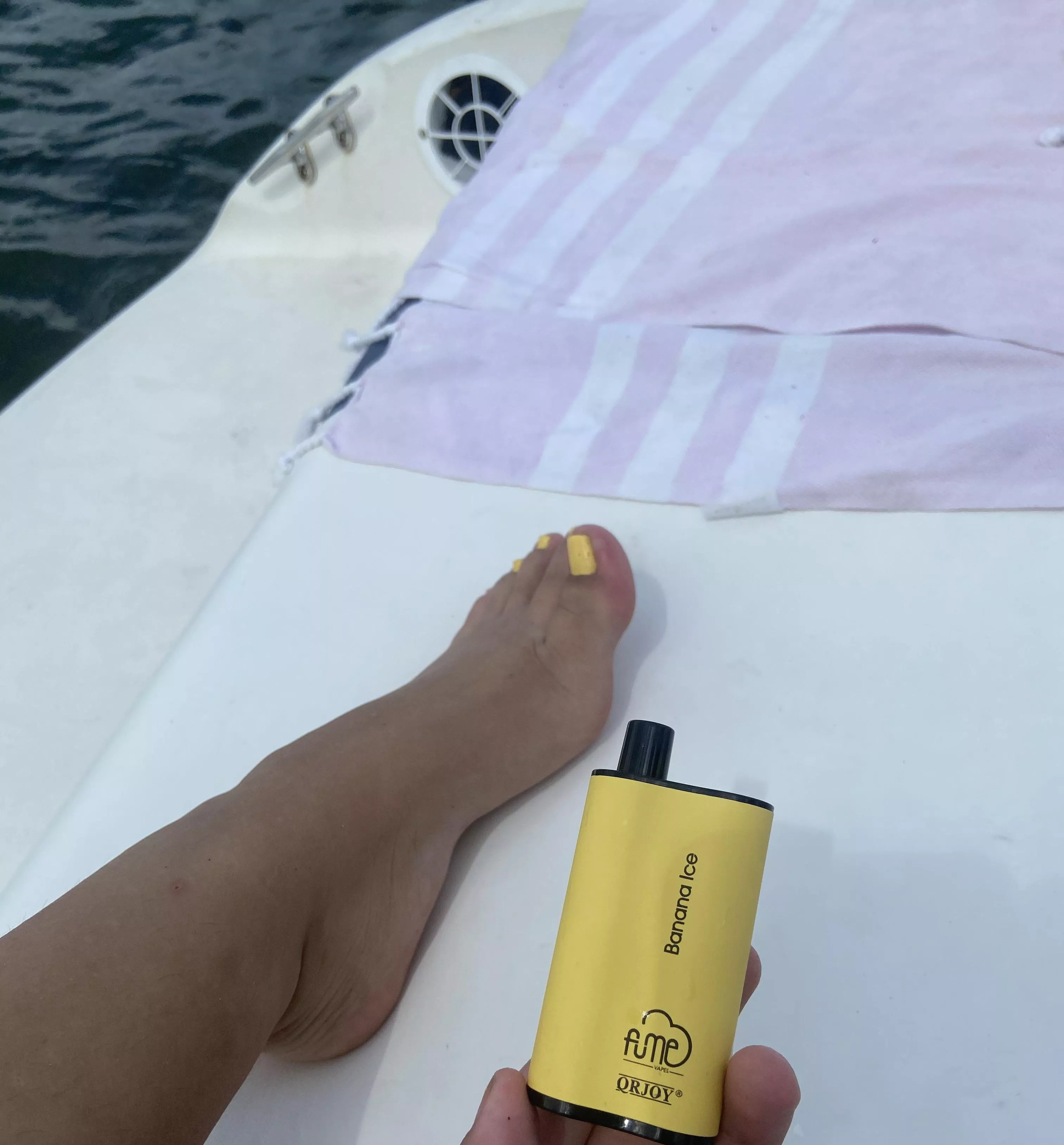 i’ll let you take a hit if you suck my toes rn💛