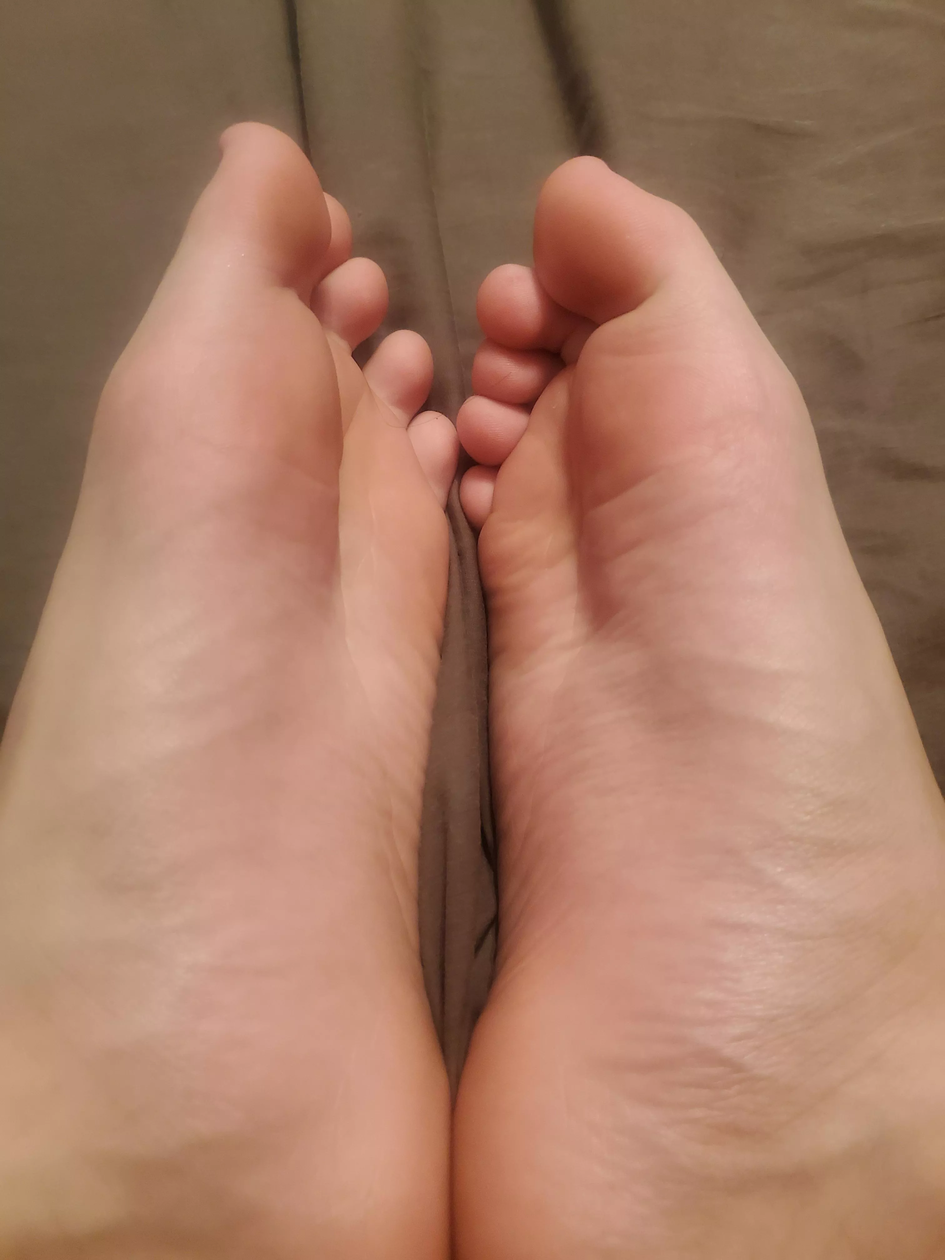 I'm a bottom in Gilbert, Arizona looking for a top to play with my feet