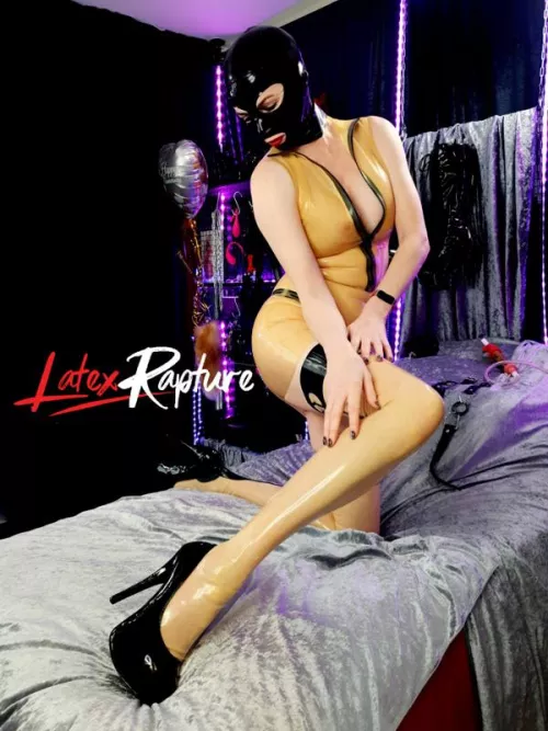 I'm a girl in a tight latex hood. Now let's play. I'm ready are you ❤️🧒💋💋🧒