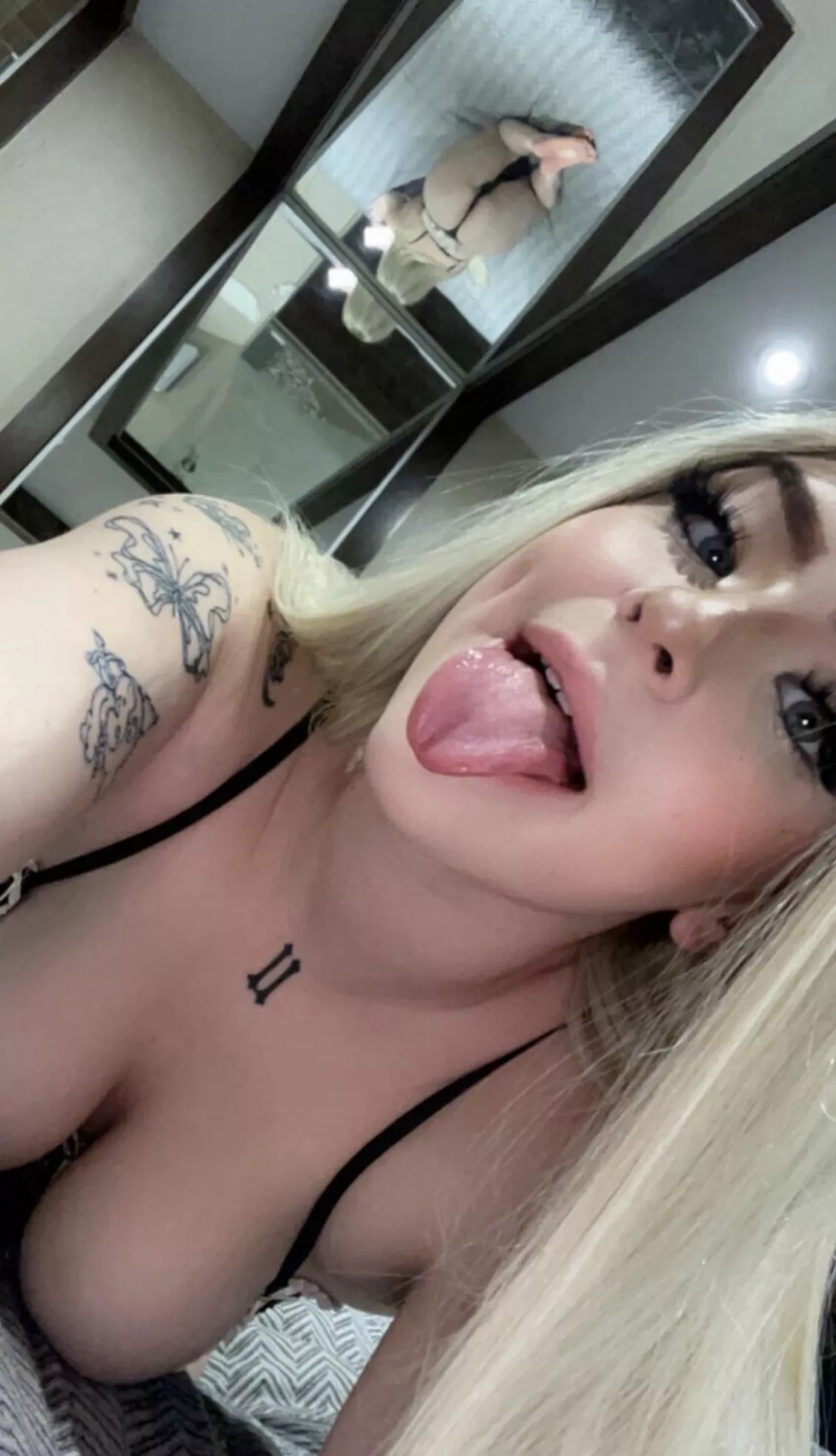 i’m a needy whore, i just wanna give someone all nudes and attention 😩💕