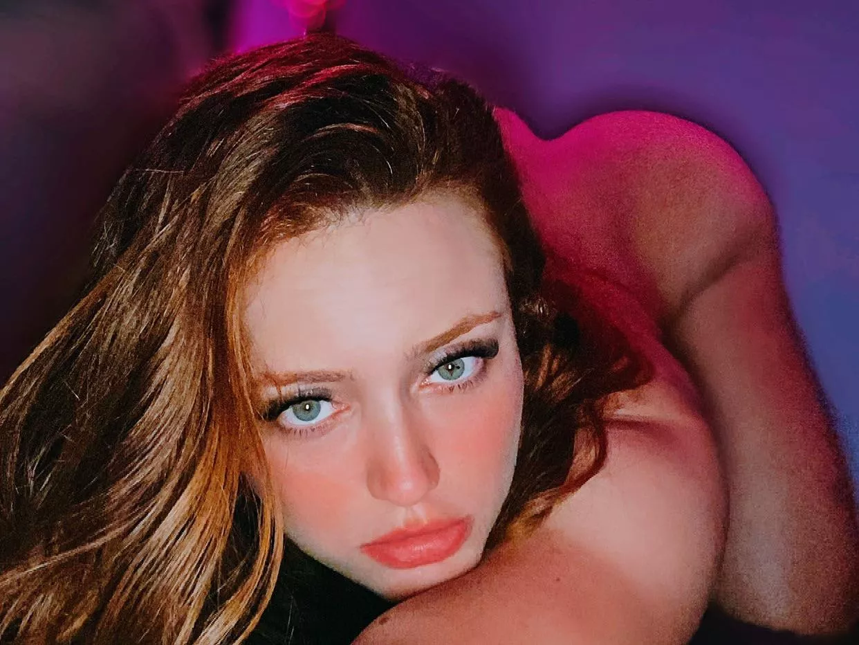 I’m a perfect girlfriend material. I do things your girlfriend doesn’t. I’m very chatting and have over 50 free vids on my premium account! Join me babe