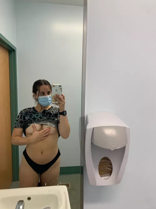 i’m a vet tech, so i know my way around a snake🐍