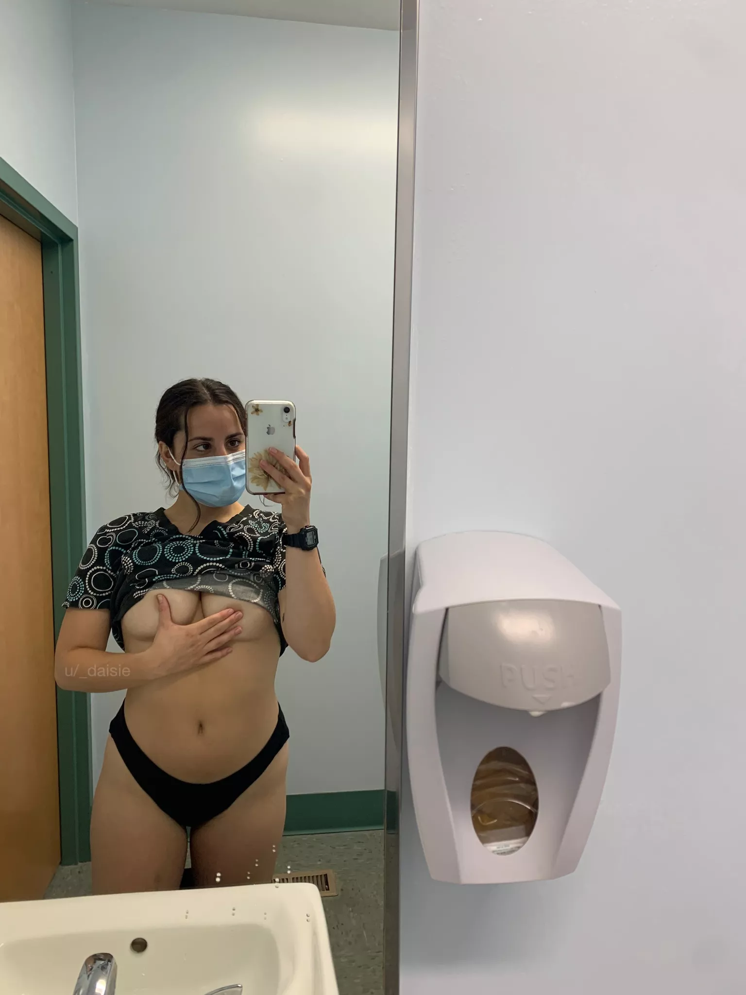 i’m a vet tech, so i know my way around a snake🐍