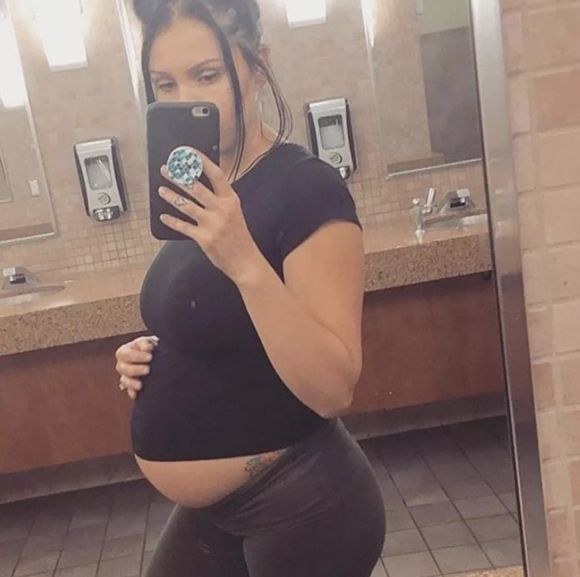 I’m at the gym babes and feeling so sexy with this bump! Anyone wanna come with me to work out and have some naughty fun in the bathroom or elsewhere? 😉😘❤️❤️