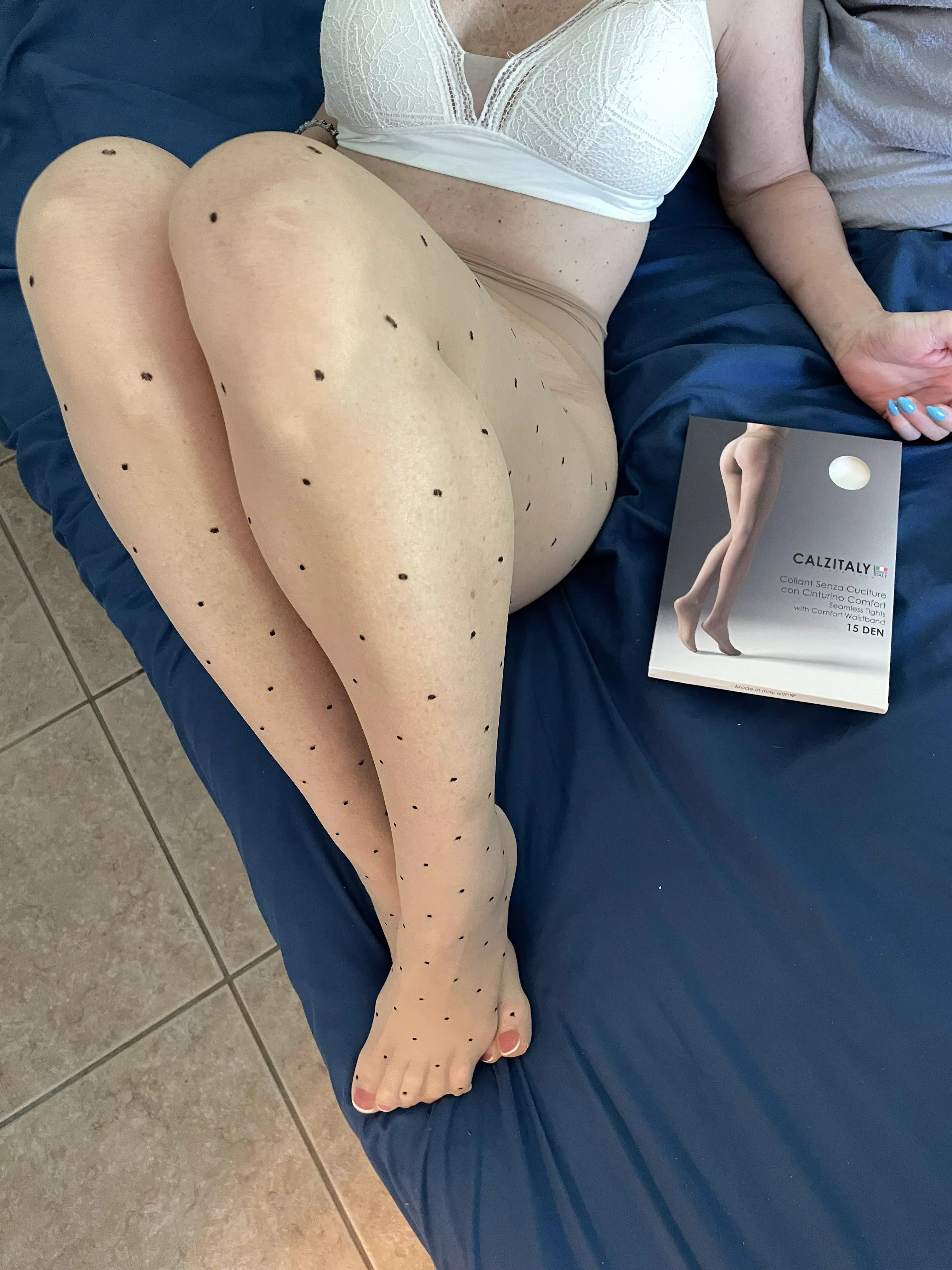 I’m going to go live on my instagram around 2pm eastern time today. #pantyhose #nylons #nylonfeet #pantyhosefeet #flightattendant #feet #cutefeet #legs #sexylegs #stockings