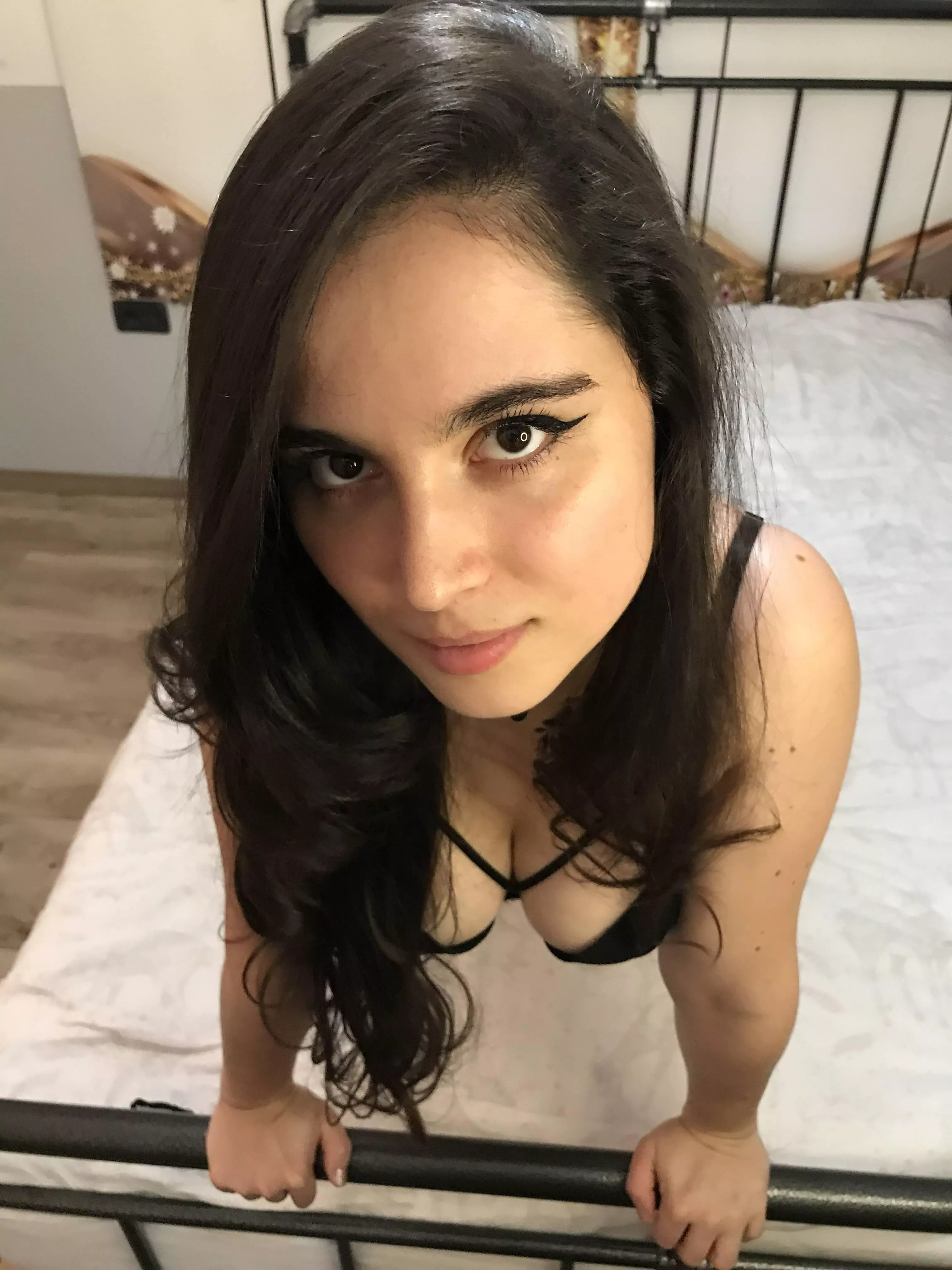 I'm hot and all that. But what makes me special is my personality and deep chats. Give me a chance today 🤭