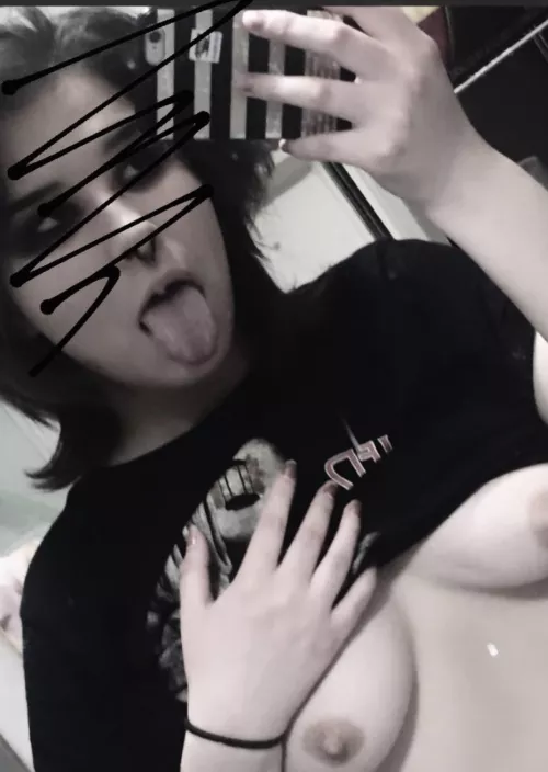 I’m just a 5’0 2003 baby that needs a daddy to pick me up after school and rail my brains outt🥺🖤