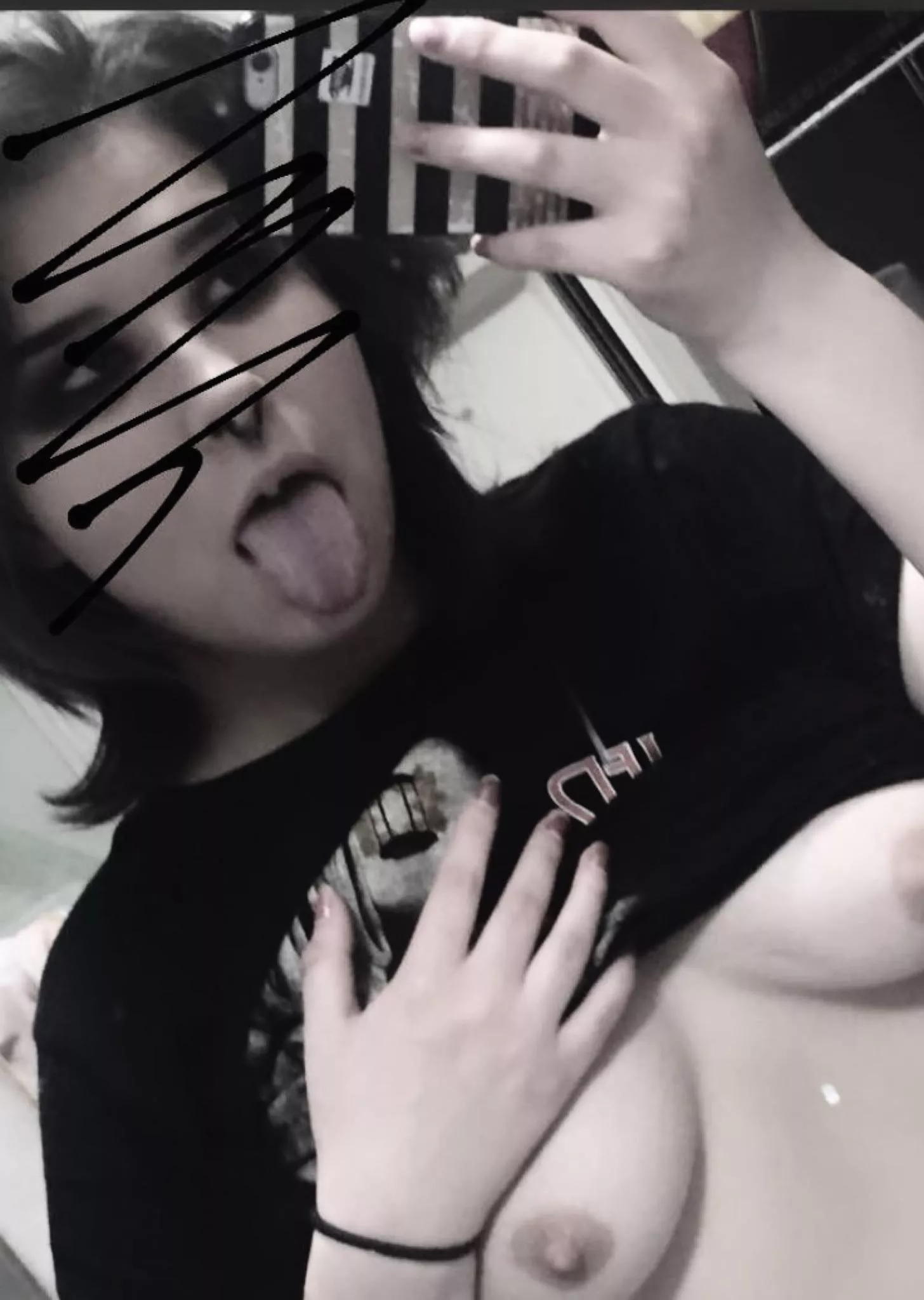 I’m just a 5’0 2003 baby that needs a daddy to pick me up after school and rail my brains outt🥺🖤