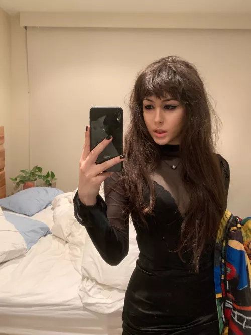 Im not wearing panties to our first date🖤 18f