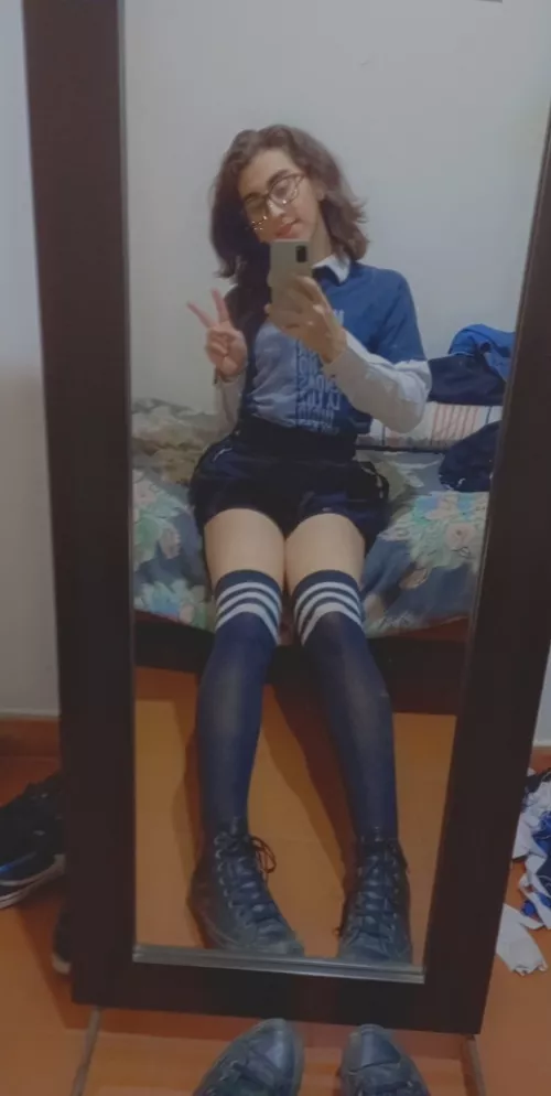 im obsessed with doing a peace sign in my pics