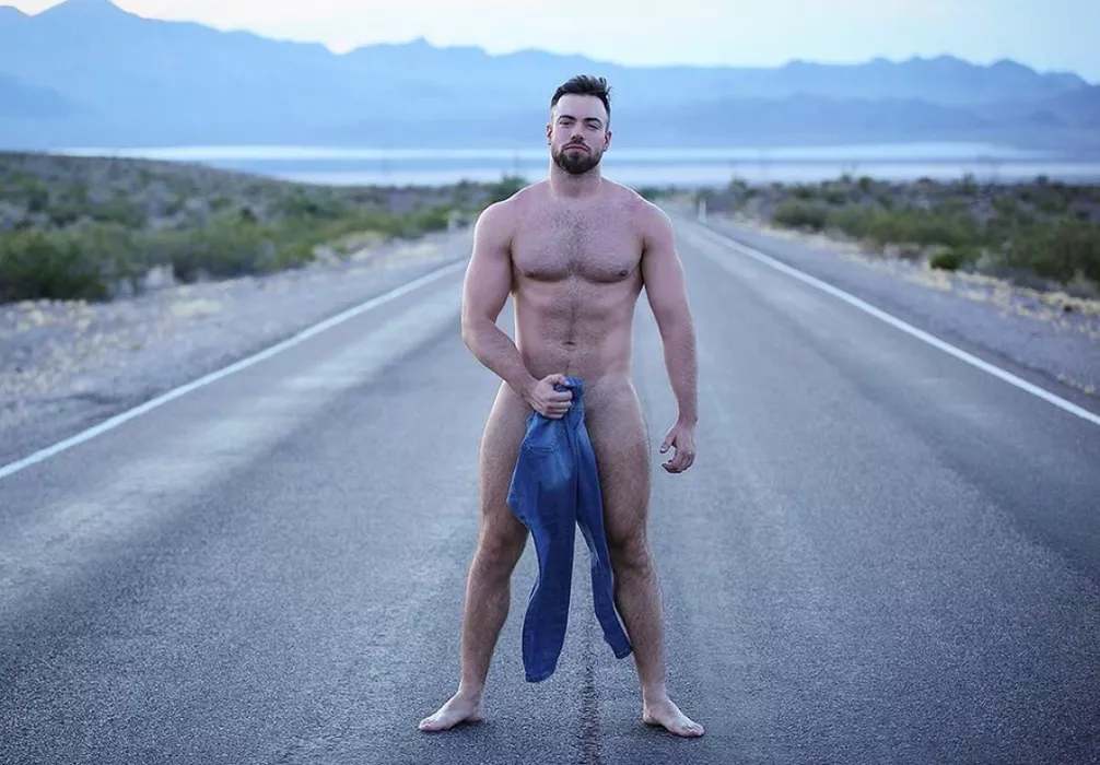 I'm playing right now! want someone to make me cum! dms open