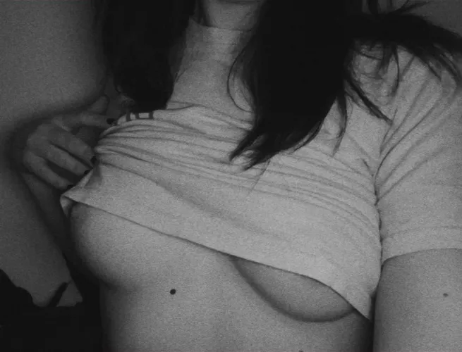 im so bored and honry someone pls put me out of my misery🙏🖤