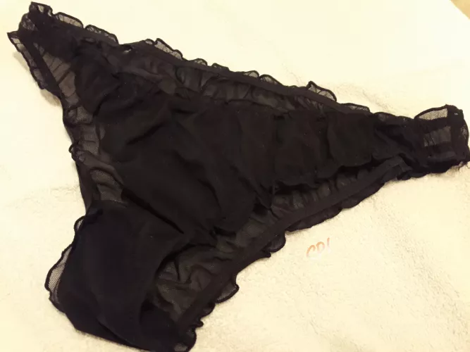 I'm so sorry...I didn't introduce my latest purchase: Bloomer cheeky mesh of Gilly Hicks!🖤 Adorable isn't she?🤗