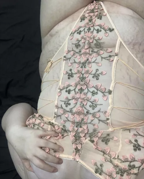 I’m usually self conscious about my stretch marks, but this time they look like lightning or vines.