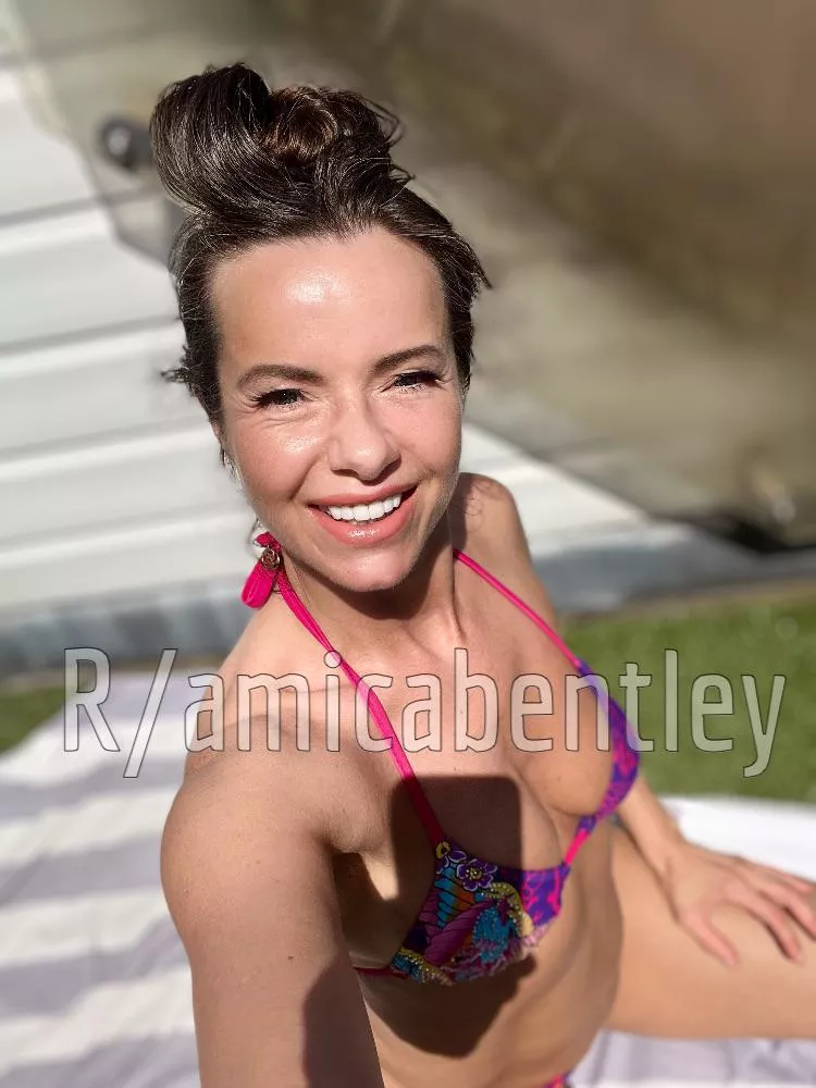 [image] I hope we get more sun on my titties in London today! 🇬🇧