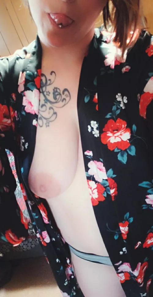 [IMAGE] Poking out waiting for you to help me undress! (f)34