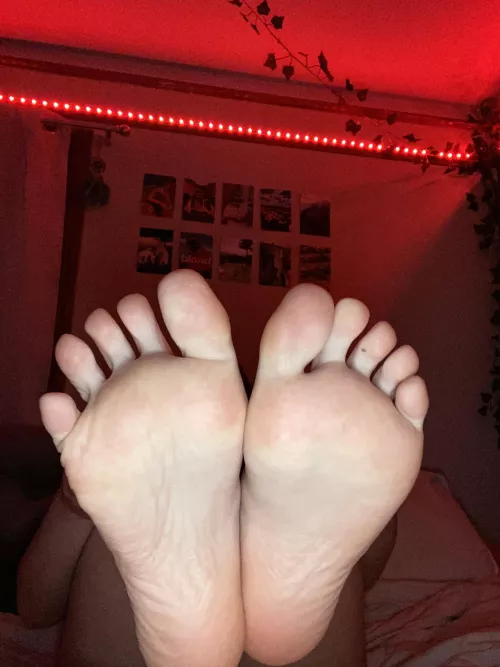 Imagine my size 11 feet in your face while you’re in me😈