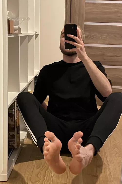 imagine your cock between these soles 🤤