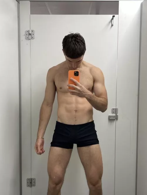 In the changing room 😈😈 someone come and join me 😉😉 dm me