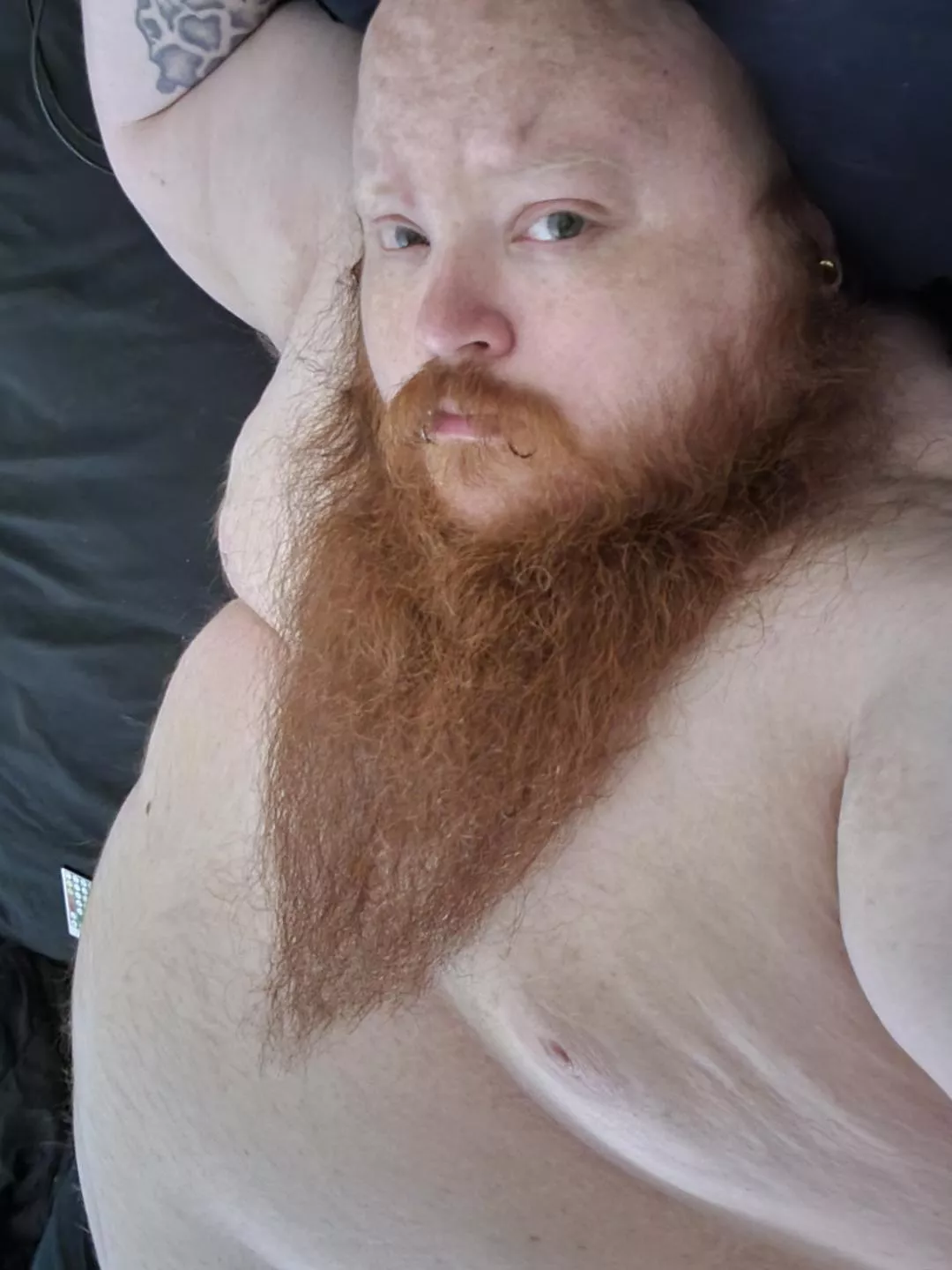 it would be nice to have a beautiful woman laying here beside me,let's cuddle and watch movies or have some fun 😋