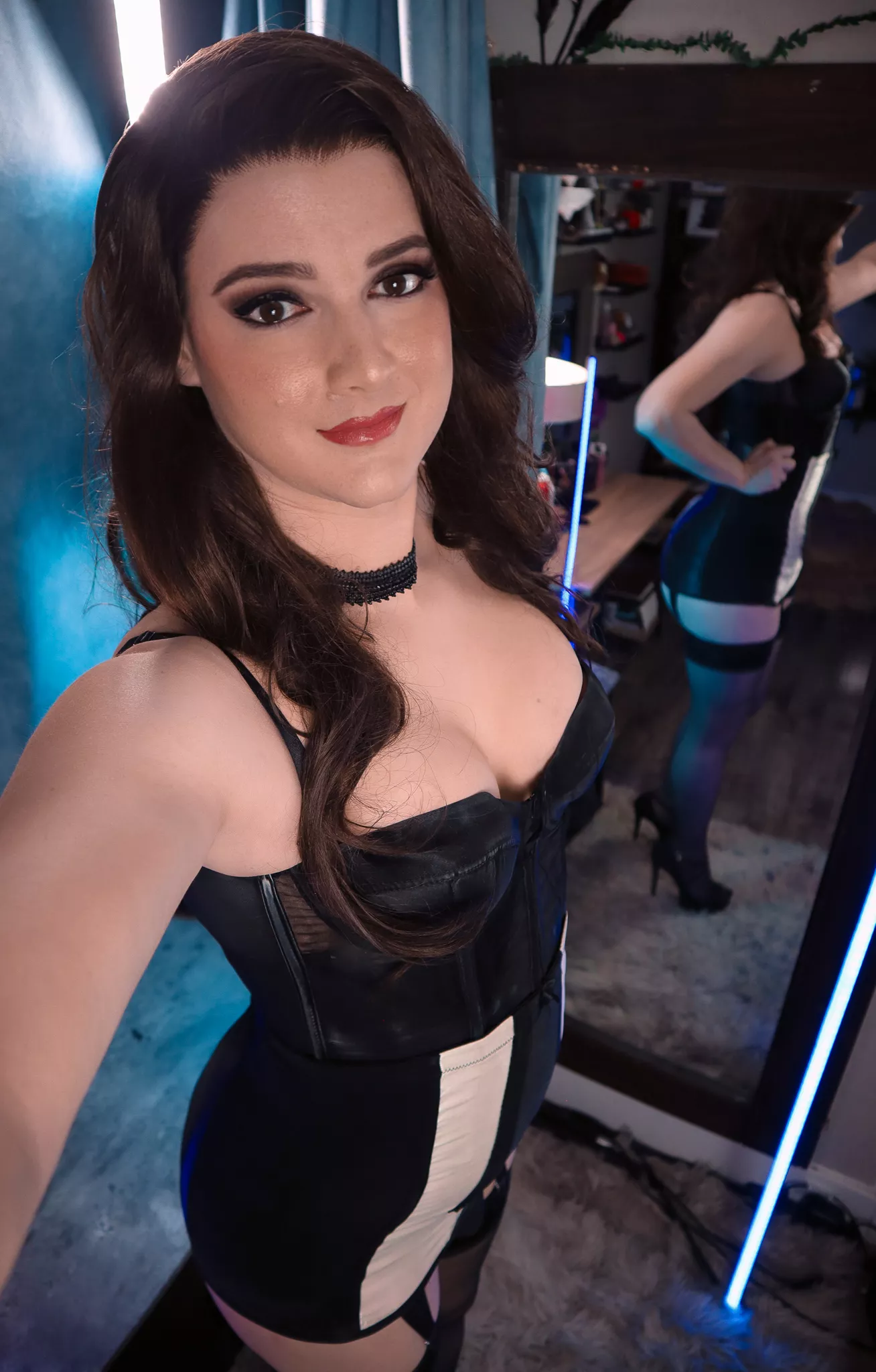 It's pretty hot being able to make the sexy vixen in the mirror do whatever I want now 😈