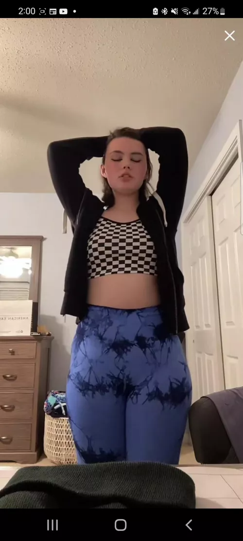 itsbuckobaybee letting the boys jerk off to her live.