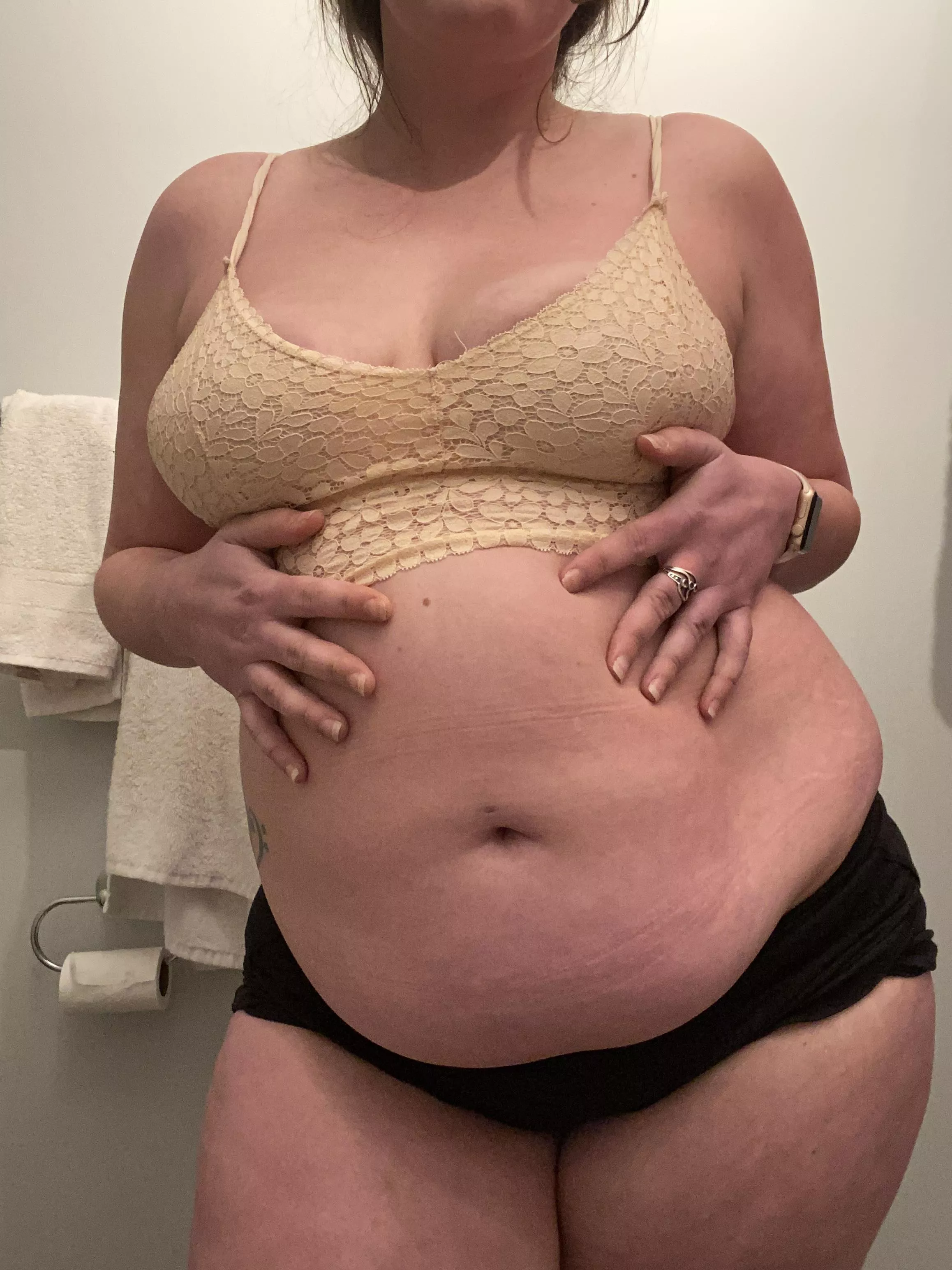 I’ve been complimented on my belly hang, so here it is from the front. Enjoy 😘