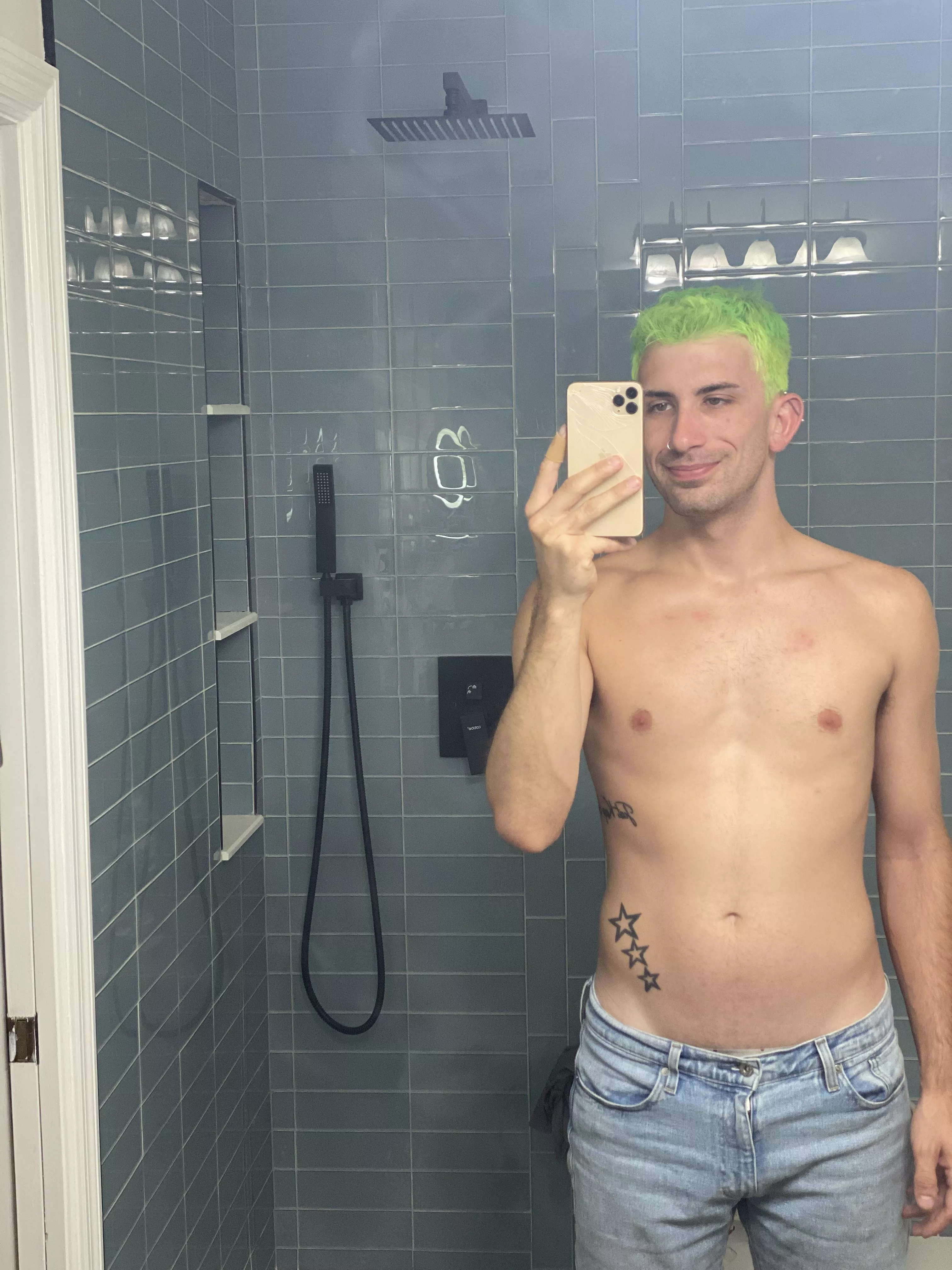 i’ve been feeling the green hair.. what do you think?