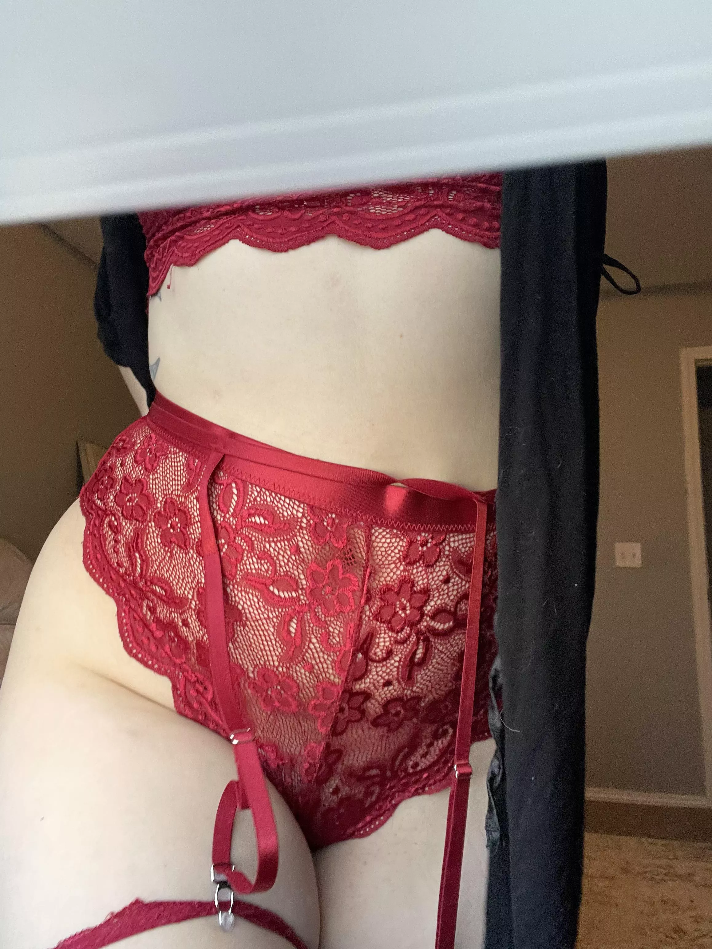 I’ve got the camera propped up on my open window. Really hope my backyard neighbor isn’t working from home today 🙈 [f]