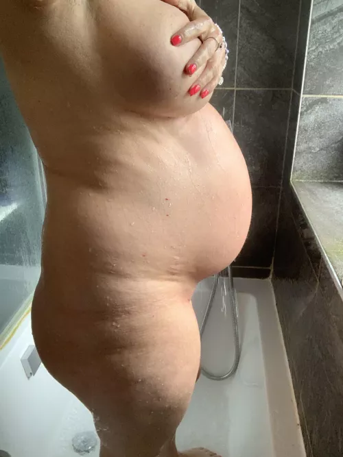 Join me and my pregnant body getting all wet! 💦