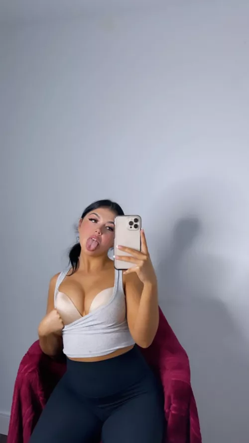 Juicy tits for you😇🤤