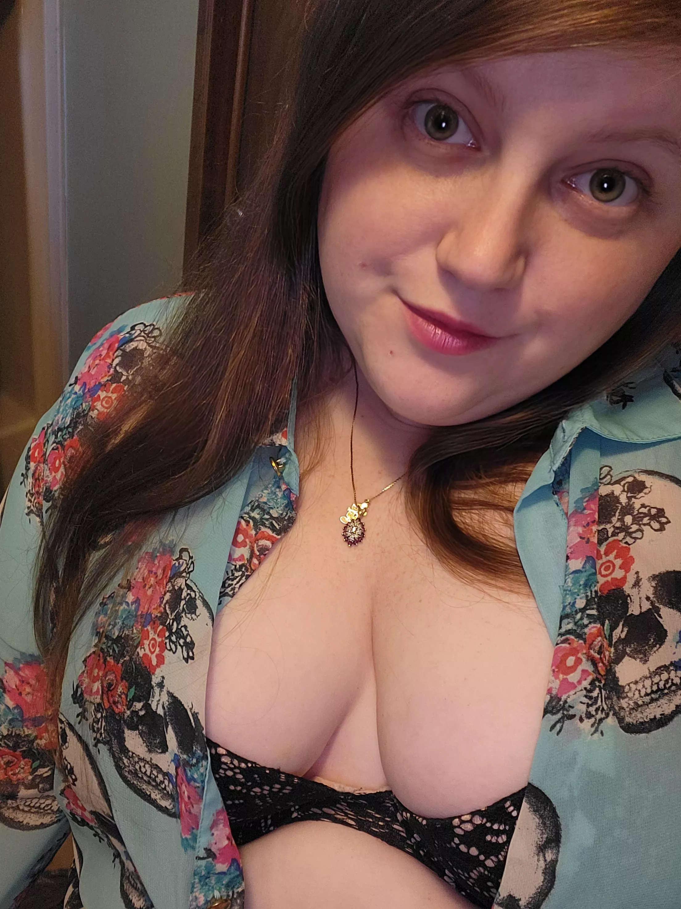 Just a cute pic in a beautiful skull top 😘